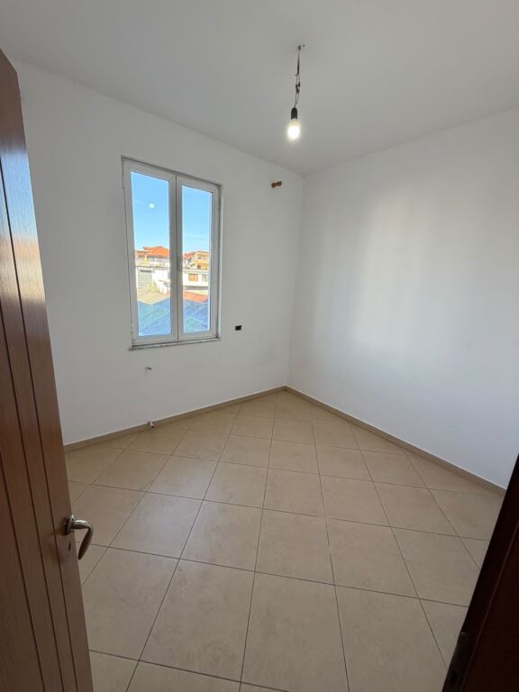 3+1+1 apartment for rent in Laprake 50,000 lekë