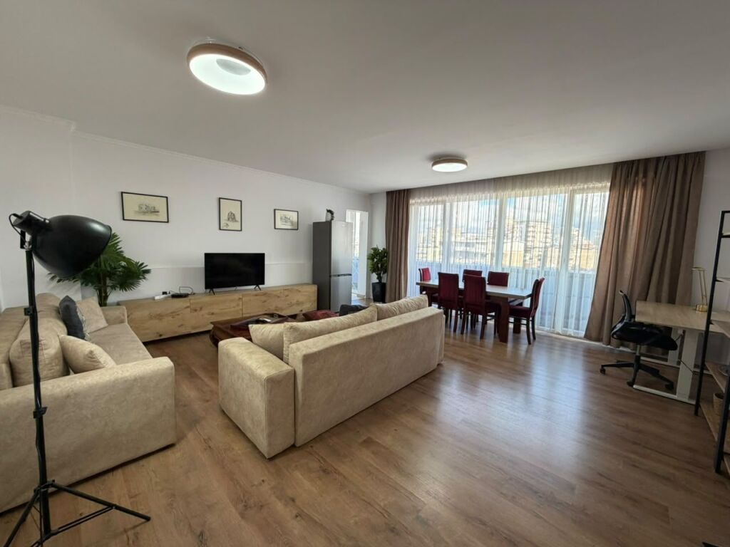 Apartament 1+1 per qira, modern dhe i mobiluar në qendër të Tiranës.