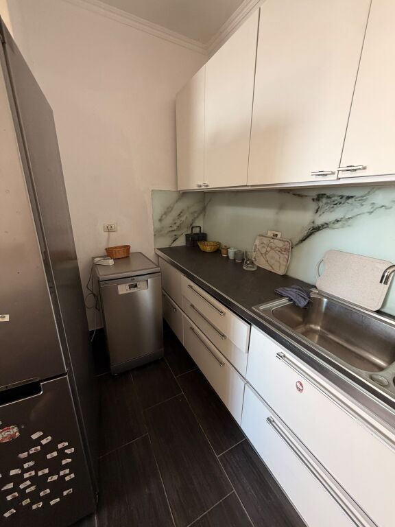 Jepet Apartament 2+1 me qera me pamje deti !