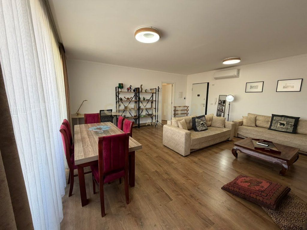 Apartament 1+1 me qira – Qendër, pranë ish-Kafe Flora, Tiranë