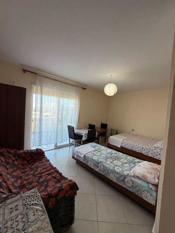 Jepet Apartament 3+1 + verande ne Plazh