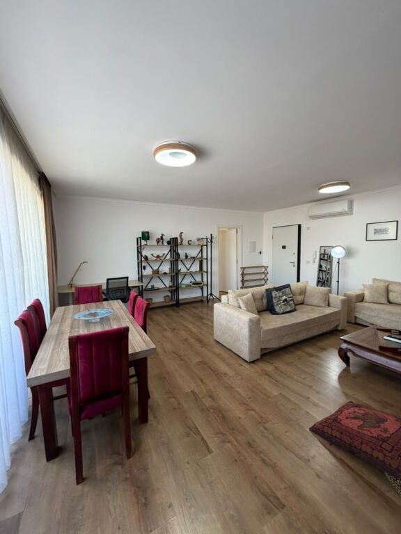 Apartament 1+1 per qira, modern dhe i mobiluar në qendër të Tiranës.