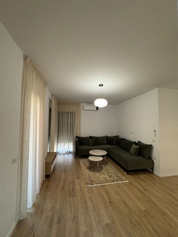 Jepet me qera apartament 2+1, 90 m², i ri dhe i mobiluar