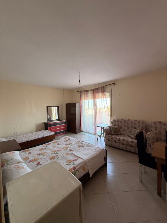 Jepet Apartament 3+1 + verande ne Plazh