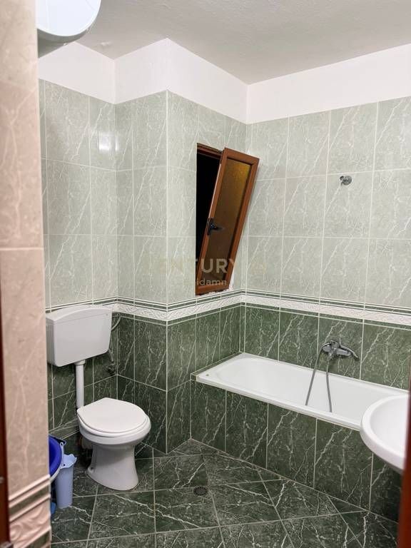 2+1+2 Apartment for Rent at the Fruit and Vegetable Market, Durrës - 500€ | 138 m²