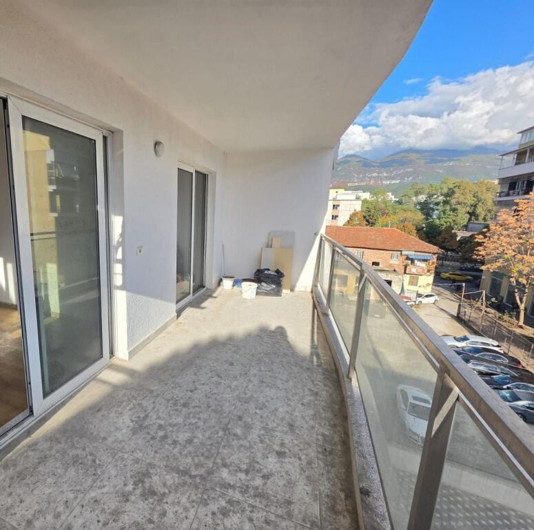 Appartamento 1+1 in affitto con balcone in via Dibra F ID 5828