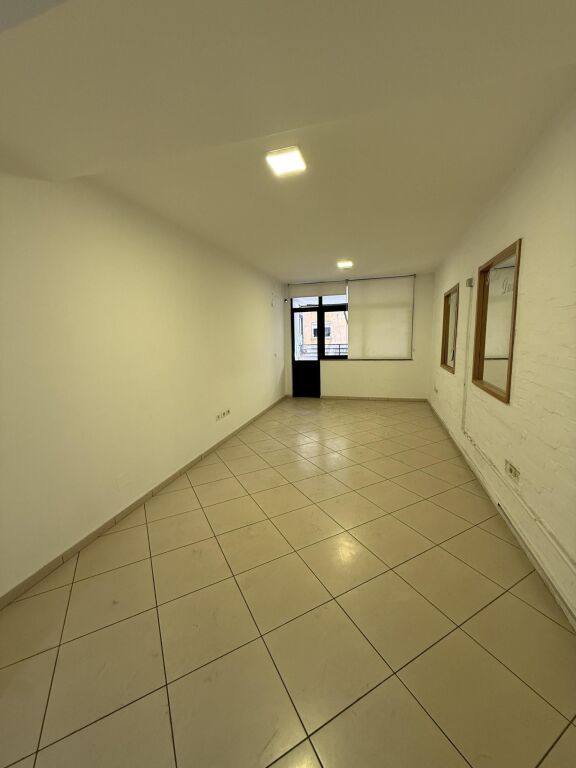 Ne Myslym Shyr Shitet Apartament I Pershtatur Per Ambient Biznesi Me Lokacion Perfekt
