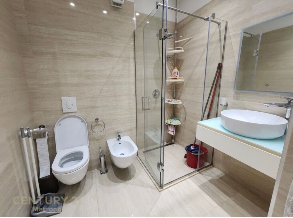 APARTAMENT 3+1+2 ME QIRA TEK RRUGA E BARRIKADAVE !