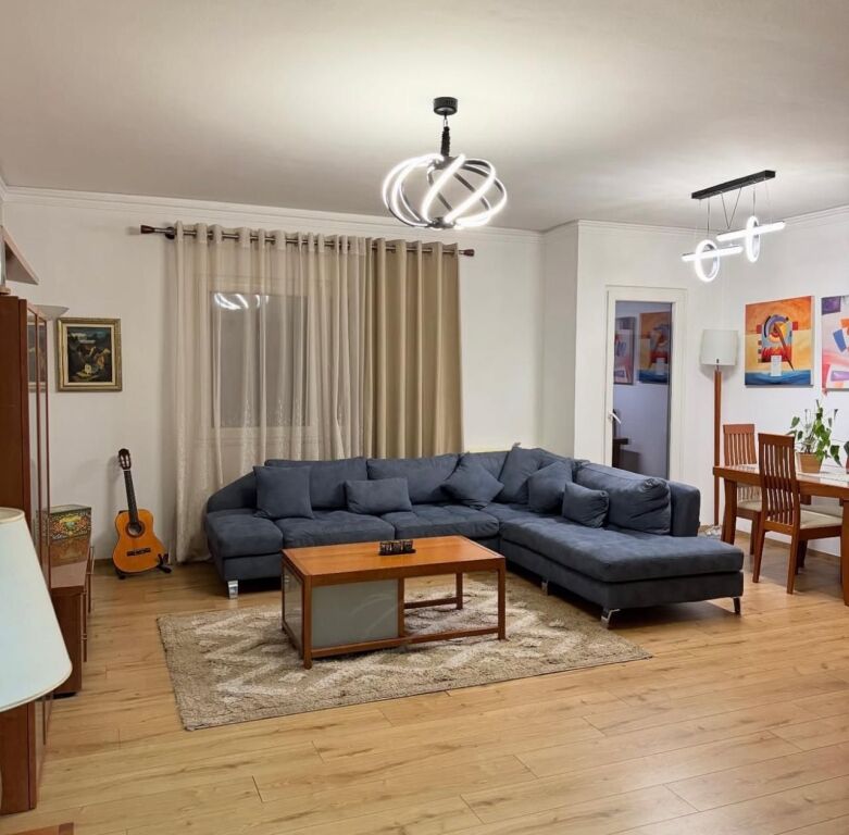 Apartament 2+1 per qera te Komuna e Parisit