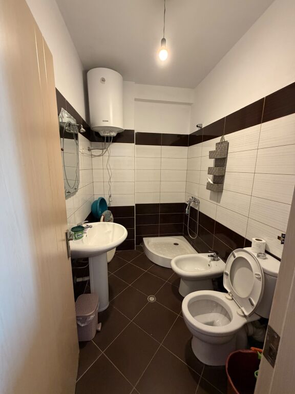Jepet Apartament 2+1 me qera me pamje deti !
