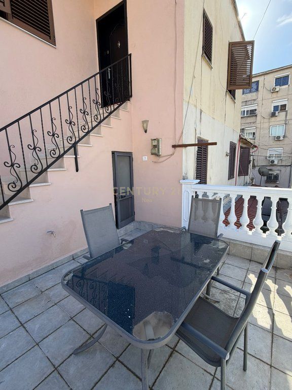 Appartamento 1+1 con veranda in vendita vicino a Globe