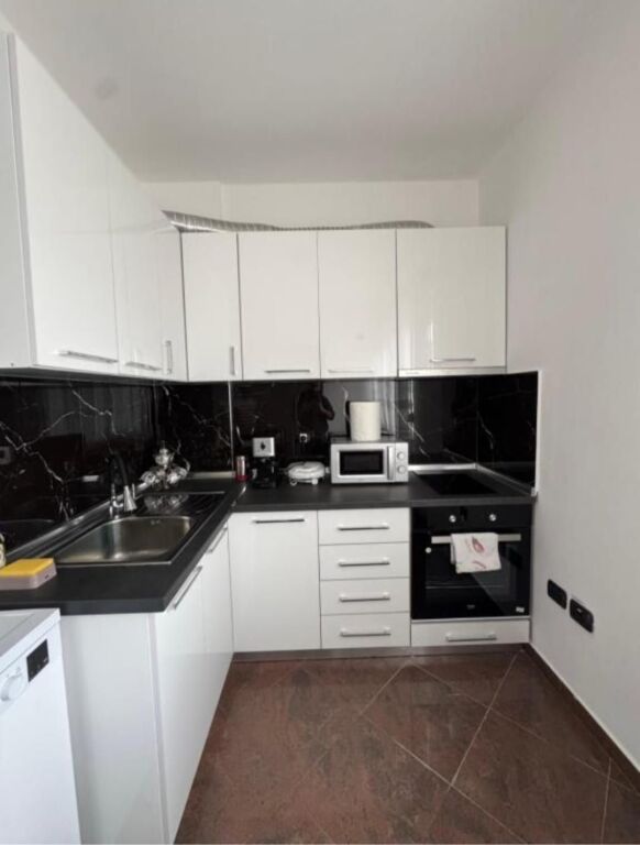 Ne zonen e Bllokut, jepet me qera apartament 1+1,i mobiluar 70,000leke 