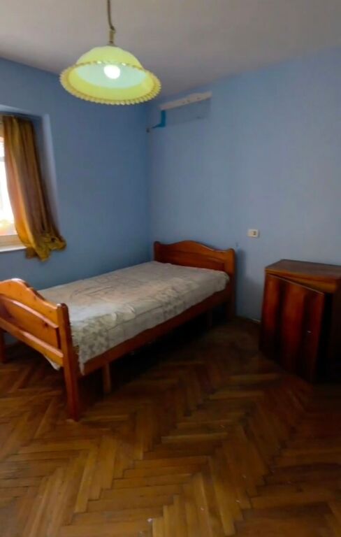 Shitet apartament 2+1 tek 21 Dhjetori , prane Komisariatit nr.2 , Rruga e Kavajes .