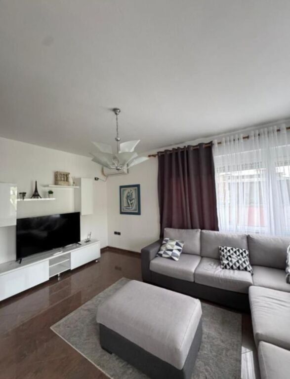 Ne zonen e Bllokut, jepet me qera apartament 1+1,i mobiluar 70,000leke 