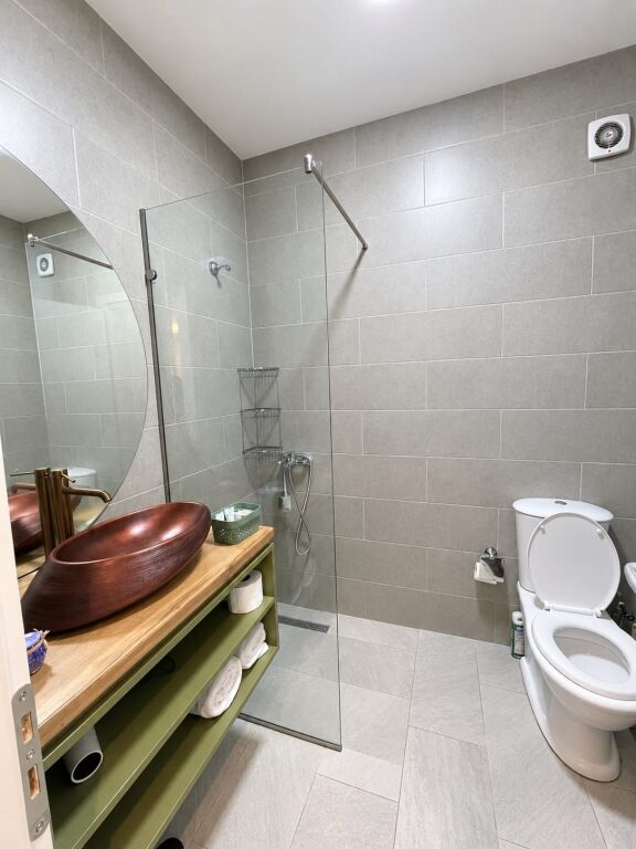 ME QERA: 1+1📍Stacioni i Trenit - Perballe Spak (Buze Unaze - Rr.Asim Vokshi) - 60,000 Leke/Muaj - Pallat i Ri - KT.7 - SP.70m² || Zone Elitare