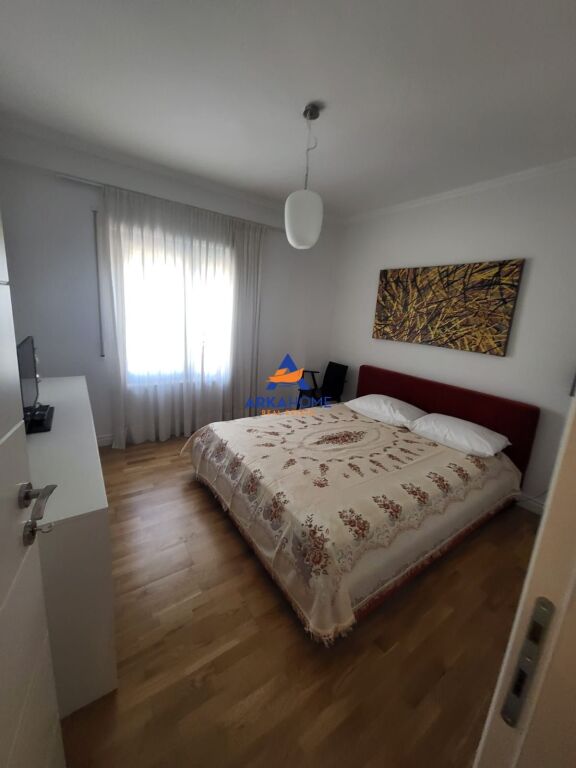 JEPET APARTAMENT ME QERA 2+1+2 BALLKONE "MINISTRIA E DREJTËSIS, BULEVARDI ZOGU I PARË" 1000 EURO