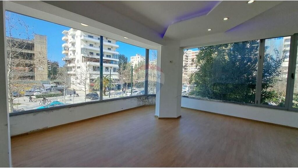 🏢 UFFICIO PREMIUM IN AFFITTO – BLV. ISMAIL QEMALI, VLORË!