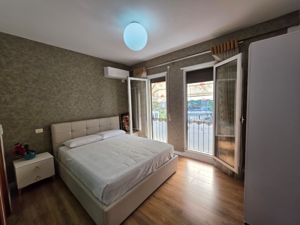Jepet apartament 2+1+2+2 Poste Parkimi me qira tek 21 Dhjetori , prane Bar Oslo , Rruga e Kavajes .