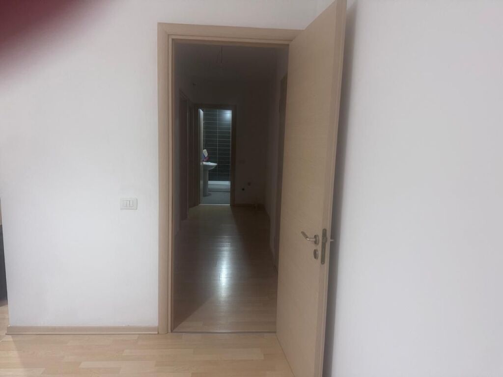 2+1 vuoto in affitto presso Kontakti 21 Dhjetori 550€