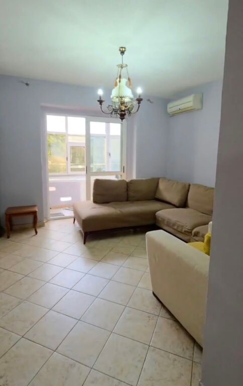 Shitet apartament 2+1 tek 21 Dhjetori , prane Komisariatit nr.2 , Rruga e Kavajes .