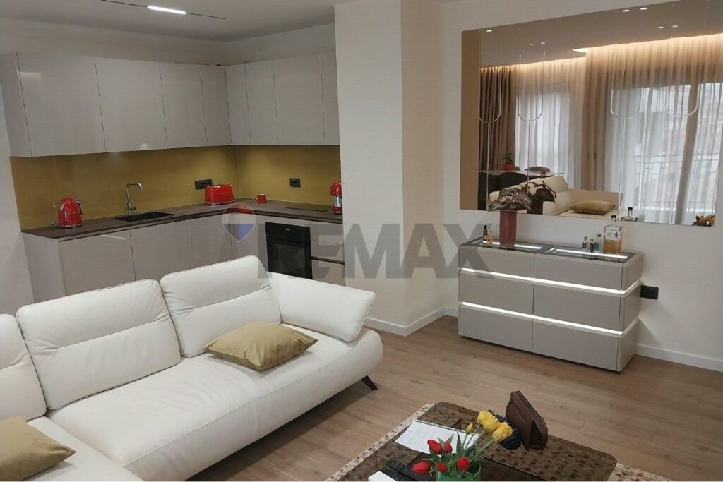 1+1 apartment for rent at the Red School!