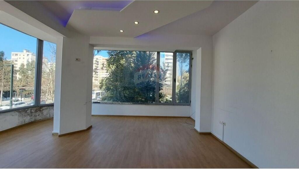 🏢 UFFICIO PREMIUM IN AFFITTO – BLV. ISMAIL QEMALI, VLORË!