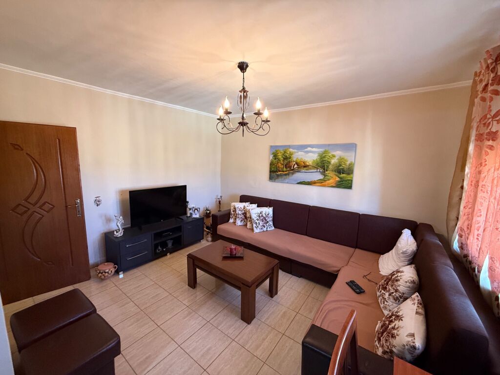 📣 IN VENDITA Appartamento 1+1 📍 Allias, Vicino alla Scuola “Bajram Curri” ✨   🔄 Disposizione: Soggiorno, Cucina Separata, Camera da Letto, Corridoio di Distribuzione, Bagno, Balcone.   🏢 Edificio Esistente 🪜 5° Piano (Senza Ascensore)  📐 Superficie 62 m2 🛋️ Arredato  ✅ Possibilità di Acquisto Con MUTUO   💶 Prezzo 106 Milioni di Lek (Non Trattabile)