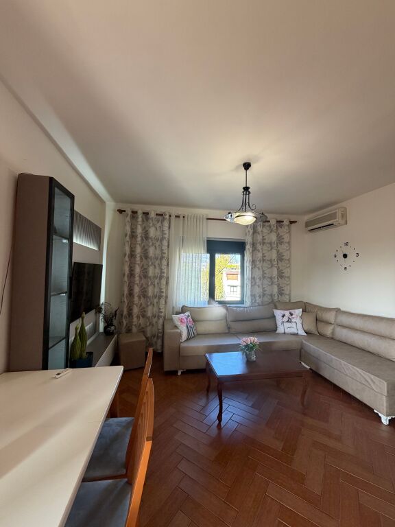 Appartamento 2+1 di fronte al centro città in via Elbasan, Centro