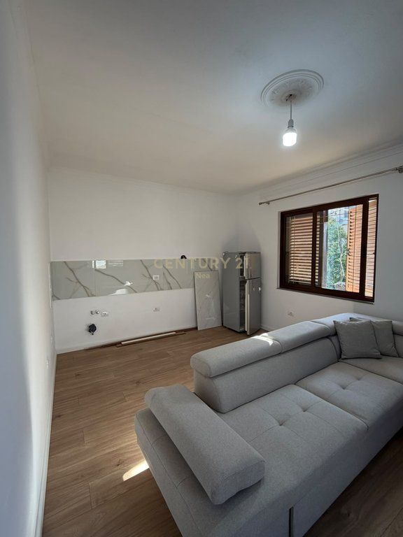 🏡 VENDESI APPARTAMENTO 1+1 più veranda, Via Frosina Plaku, Tirana – 15,000,000 LEKË