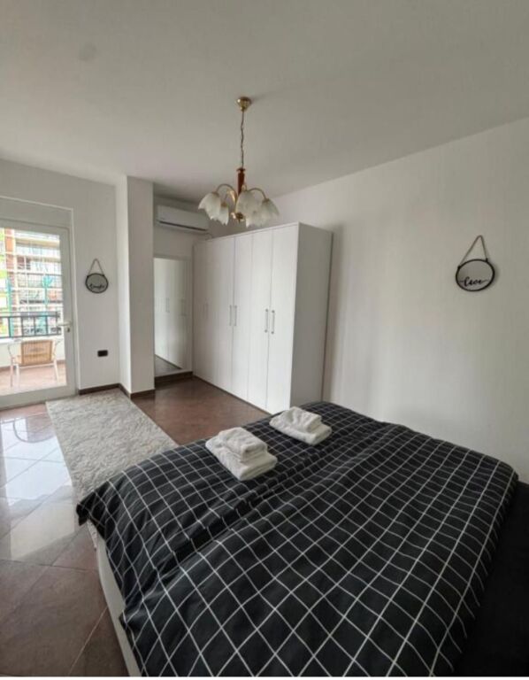 Ne zonen e Bllokut, jepet me qera apartament 1+1,i mobiluar 70,000leke 