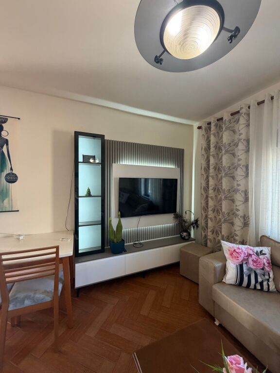 Appartamento 2+1 di fronte al centro città in via Elbasan, Centro