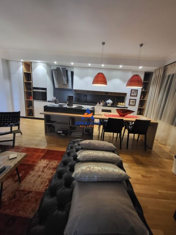 JEPET APARTAMENT ME QERA 2+1+2 BALLKONE "MINISTRIA E DREJTËSIS, BULEVARDI ZOGU I PARË" 1000 EURO