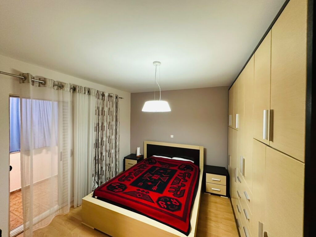 Apartament 2+1 per qira tek Komuna e Parisit.
