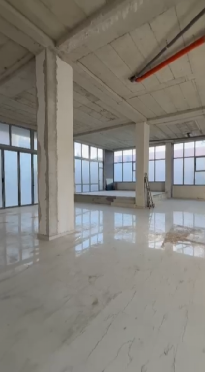 🏢 **SHITET AMBIENT KOMERCIAL PRANË LAKE VIEW – LIQENI I TIRANËS**