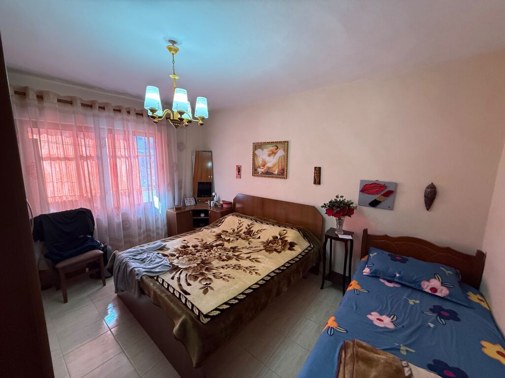 📣 IN VENDITA Appartamento 1+1 📍 Allias, Vicino alla Scuola “Bajram Curri” ✨   🔄 Disposizione: Soggiorno, Cucina Separata, Camera da Letto, Corridoio di Distribuzione, Bagno, Balcone.   🏢 Edificio Esistente 🪜 5° Piano (Senza Ascensore)  📐 Superficie 62 m2 🛋️ Arredato  ✅ Possibilità di Acquisto Con MUTUO   💶 Prezzo 106 Milioni di Lek (Non Trattabile)