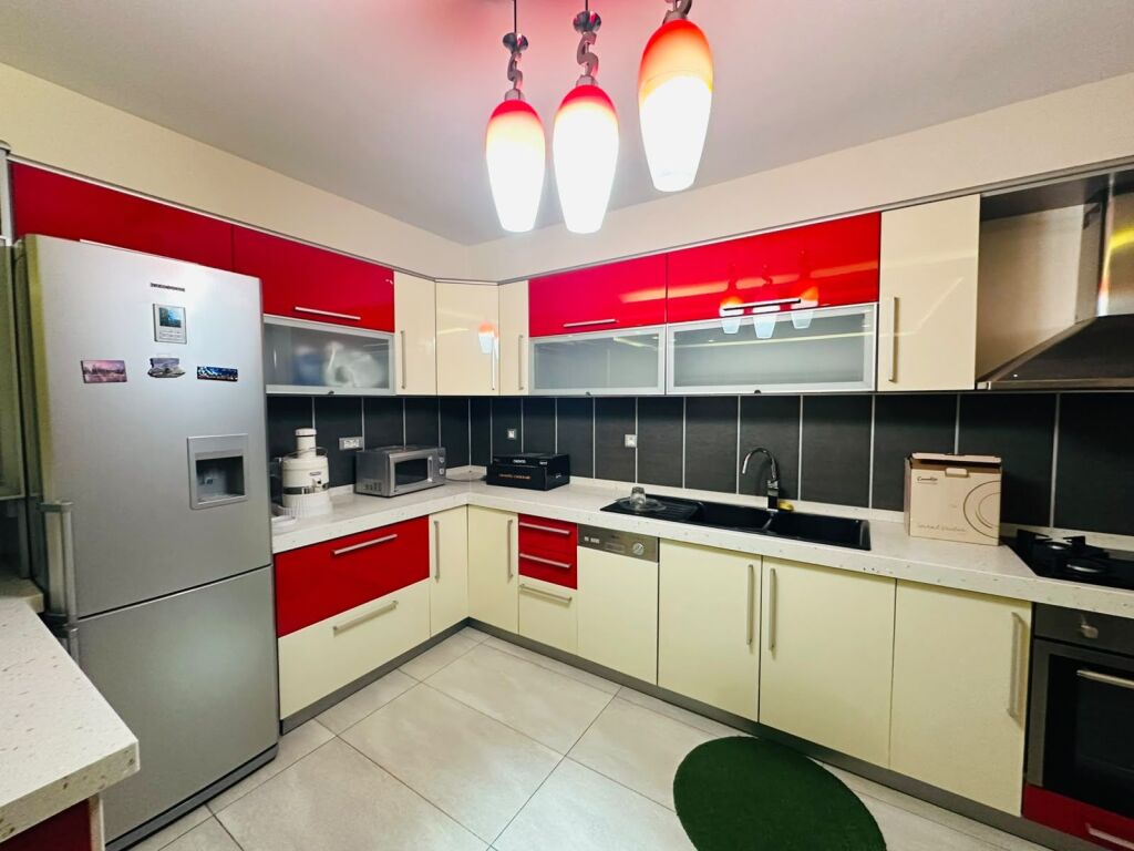 Apartament 2+1 per qira tek Komuna e Parisit.