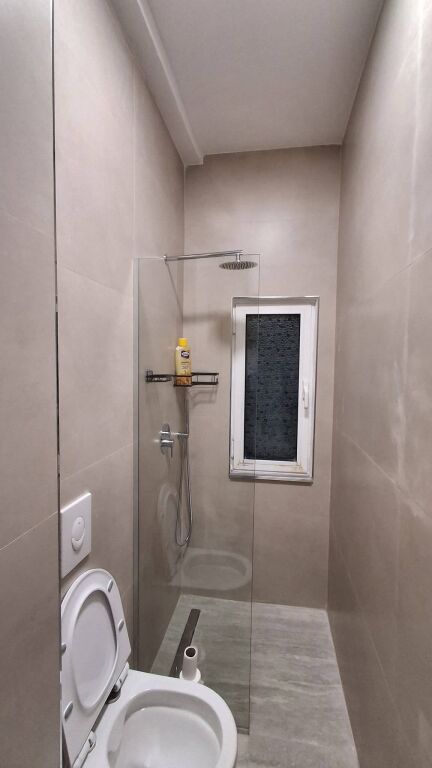 Tek 9 Kateshet, jepet me qera apartament 1+1, i mobiluar 65,000 Leke