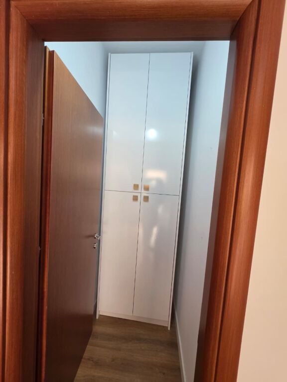 Jepet apartament 2+1+2+2 Poste Parkimi me qira tek 21 Dhjetori , prane Bar Oslo , Rruga e Kavajes .