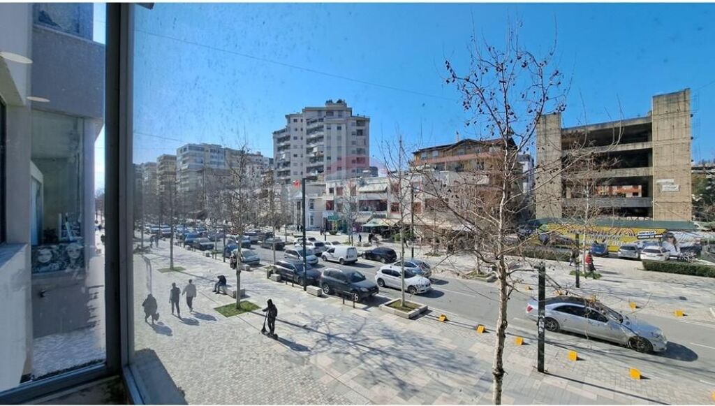 🏢 UFFICIO PREMIUM IN AFFITTO – BLV. ISMAIL QEMALI, VLORË!