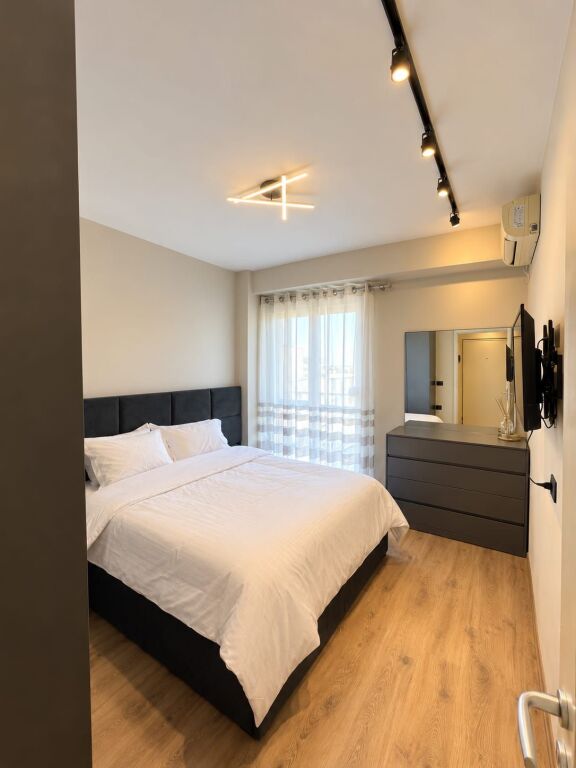 ME QERA: 1+1📍Stacioni i Trenit - Perballe Spak (Buze Unaze - Rr.Asim Vokshi) - 60,000 Leke/Muaj - Pallat i Ri - KT.7 - SP.70m² || Zone Elitare