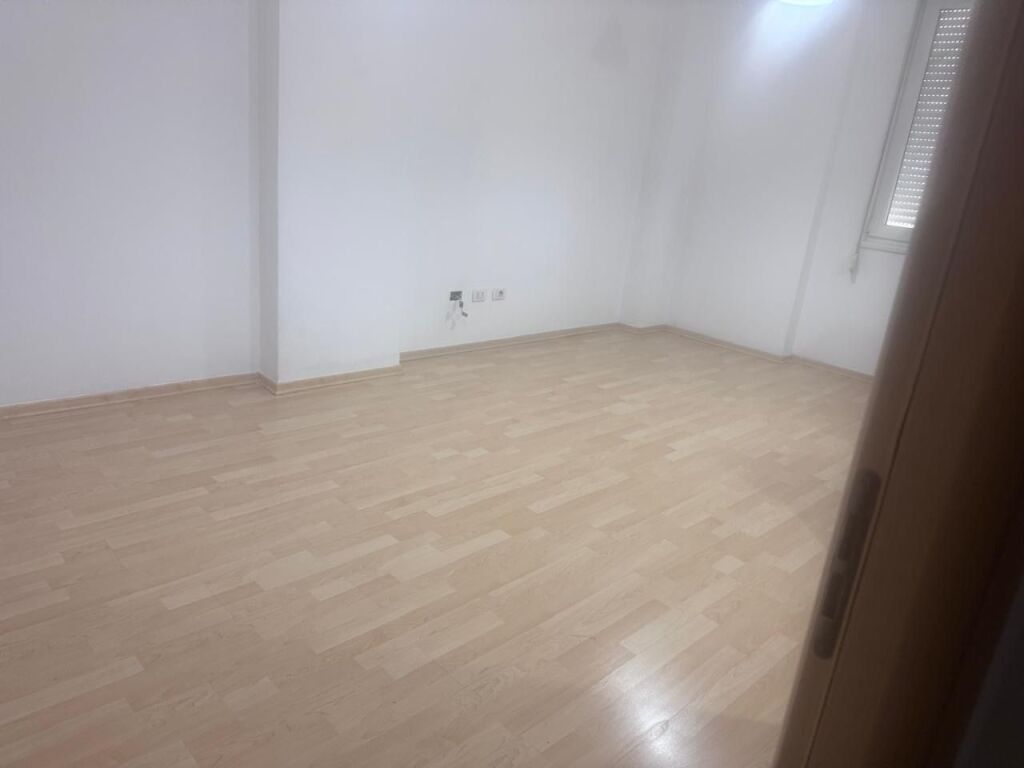 2+1 vuoto in affitto presso Kontakti 21 Dhjetori 550€