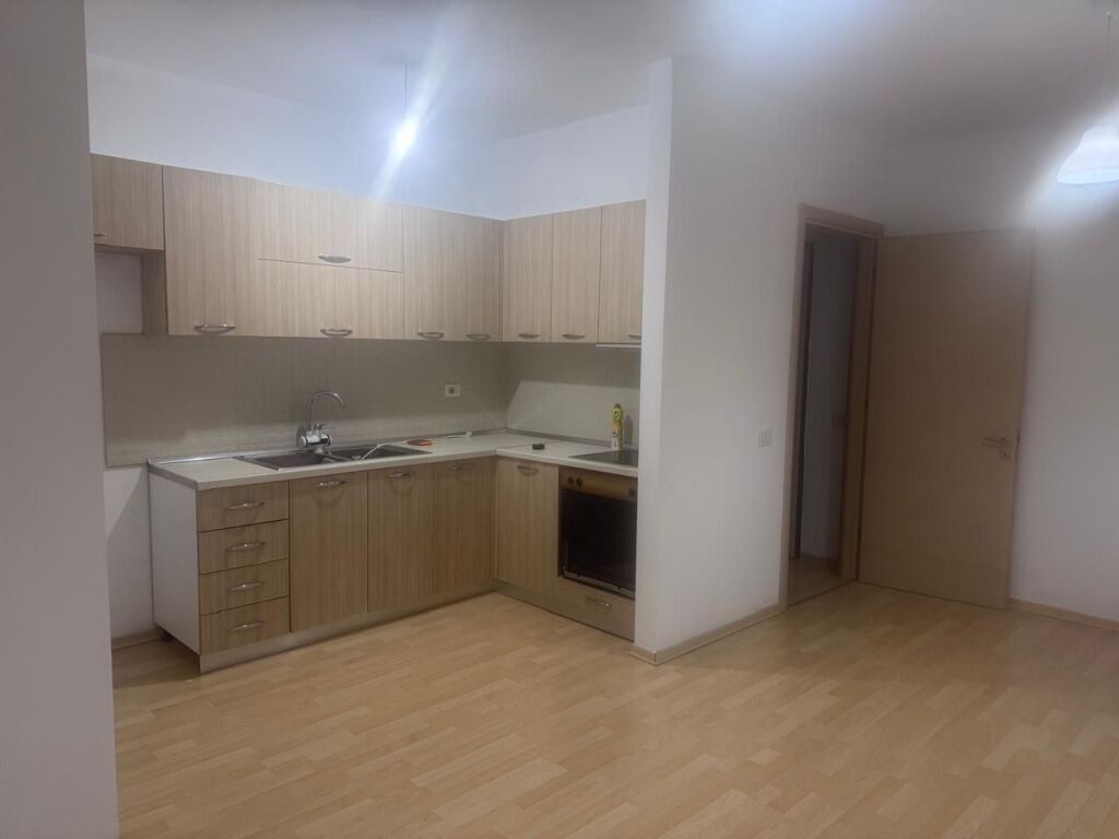 2+1 vuoto in affitto presso Kontakti 21 Dhjetori 550€