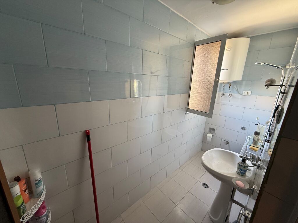 📣 IN VENDITA Appartamento 1+1 📍 Allias, Vicino alla Scuola “Bajram Curri” ✨   🔄 Disposizione: Soggiorno, Cucina Separata, Camera da Letto, Corridoio di Distribuzione, Bagno, Balcone.   🏢 Edificio Esistente 🪜 5° Piano (Senza Ascensore)  📐 Superficie 62 m2 🛋️ Arredato  ✅ Possibilità di Acquisto Con MUTUO   💶 Prezzo 106 Milioni di Lek (Non Trattabile)