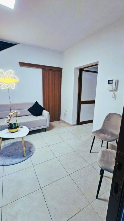 🏢 **JEPET ME QIRA VILË 2-KATËSHE – BUZË UNAZËS, BRRYLI**