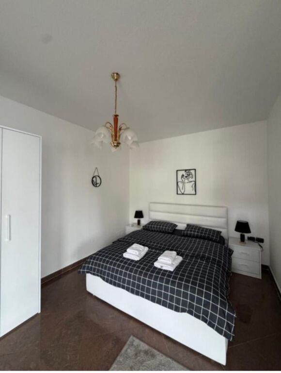 Ne zonen e Bllokut, jepet me qera apartament 1+1,i mobiluar 70,000leke 