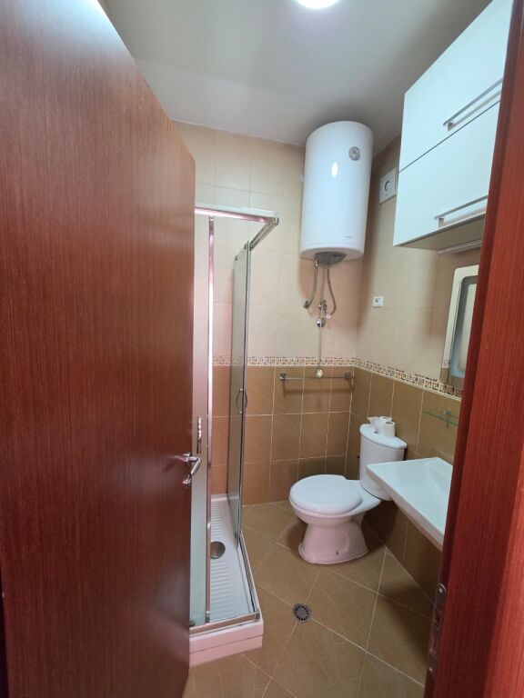 Jepet apartament 2+1+2+2 Poste Parkimi me qira tek 21 Dhjetori , prane Bar Oslo , Rruga e Kavajes .