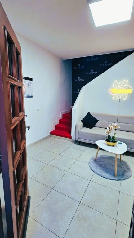 🏢 **JEPET ME QIRA VILË 2-KATËSHE – BUZË UNAZËS, BRRYLI**