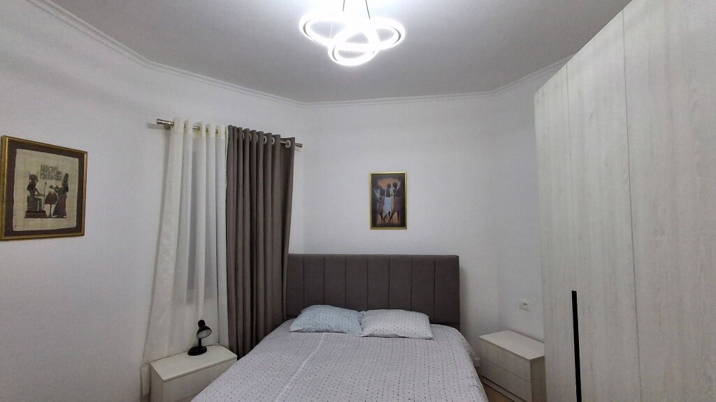 Tek 9 Kateshet, jepet me qera apartament 1+1, i mobiluar 65,000 Leke