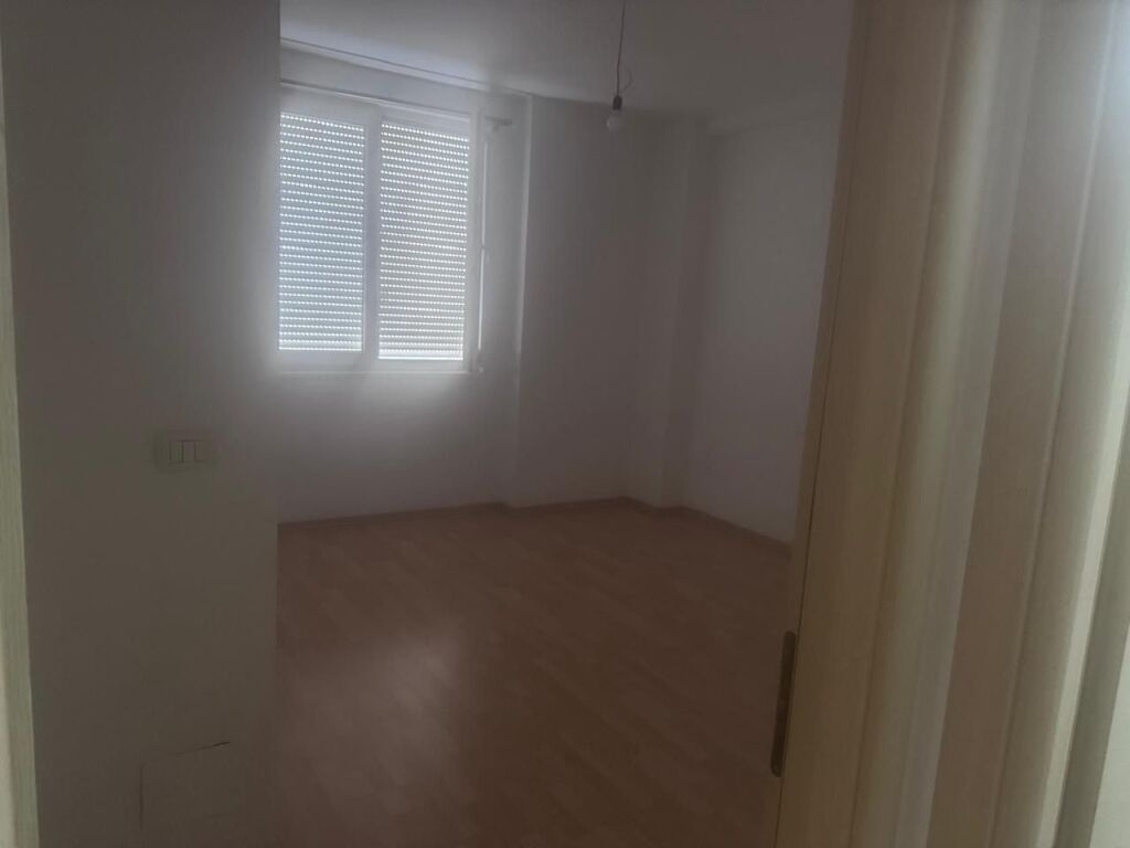 2+1 vuoto in affitto presso Kontakti 21 Dhjetori 550€