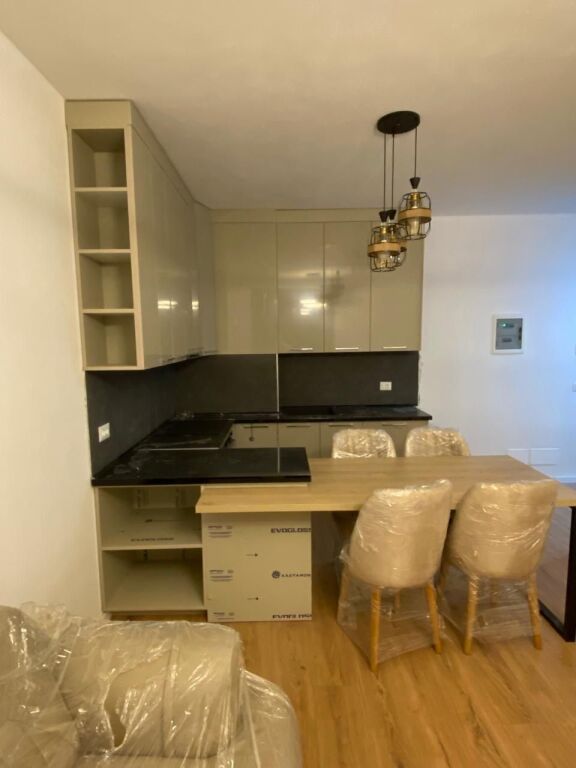 Bulevardi i Ri, jepet me qera apartament  1+1.